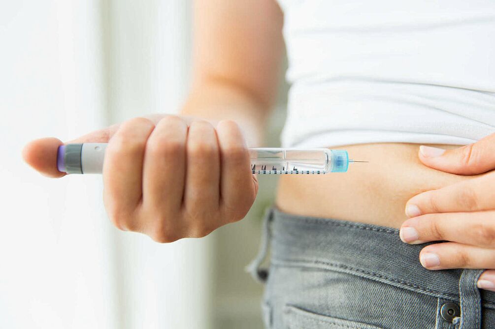 Patienten mit Diabetes benötigen regelmäßige subkutane Insulininjektionen.